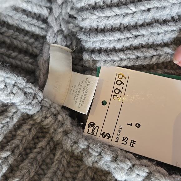 SOLD Sweater - Picture 4 of 4